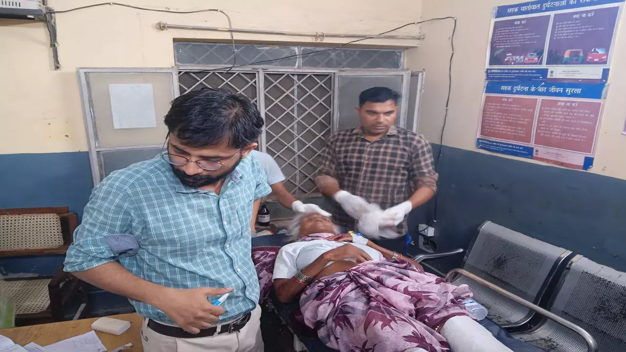 Bareilly News: दो बाइकों की भिड़ंत में एक वृद्ध महिला सहित चार गंभीर रूप से घायल