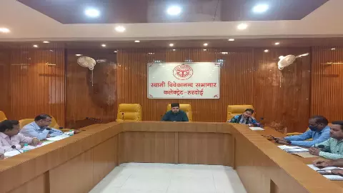 Hardoi News: जिलाधिकारी की अध्यक्षता में नगर निकायों की बैठक, कूड़ा प्रबंधन और स्वच्छता पर चर्चा