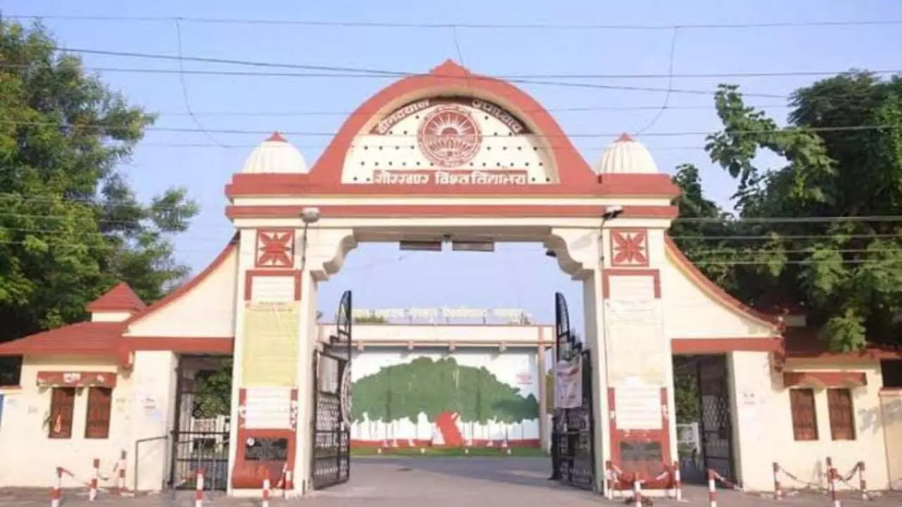 Gorakhpur News: DDU में फूटा फीस बढ़ोतरी का बम, 10 गुना तक की बढ़ोतरी से उठे विरोध के सुर