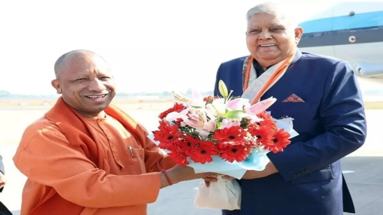 आगरा में उपराष्ट्रपति का ऐसा स्वागत, देख हिल जाएंगे आप! अहिल्याबाई होलकर जयंती पर योगी आदित्यनाथ ने खुद किया ये काम...