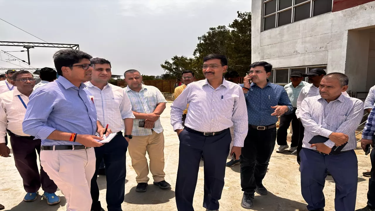 Lucknow News: DRM ने लखनऊ रेलखंड का किया निरीक्षण, यात्री सुविधाओं-निर्माण कार्यों का जाना हाल, कर्मचारियों को दिए निर्देश