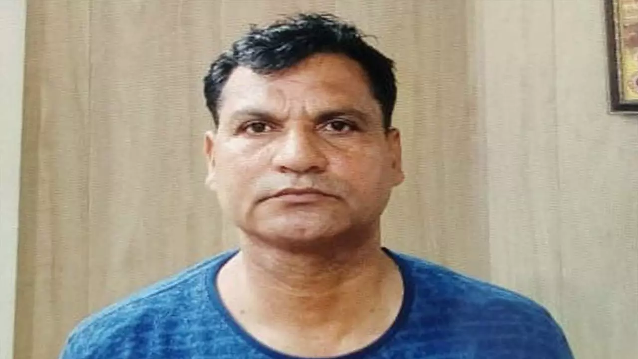 Hathras News: रिश्वत लेते रंगे हाथ दबोचा गया दरोगा, हुआ सस्पेंड