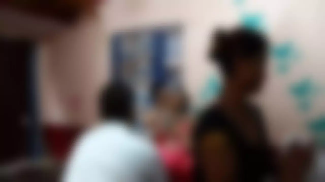 Prayagraj News: भाजपा के बाद अब सपा नेता का अश्लील वीडियो हुआ वायरल, महिला के साथ अश्लीलता करते आये नजर