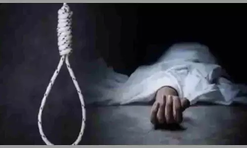 Chandauli News: सुरहुरिया पहाड़ी पर सनसनी, पेड़ से लटका मिला अज्ञात अधेड़ का शव