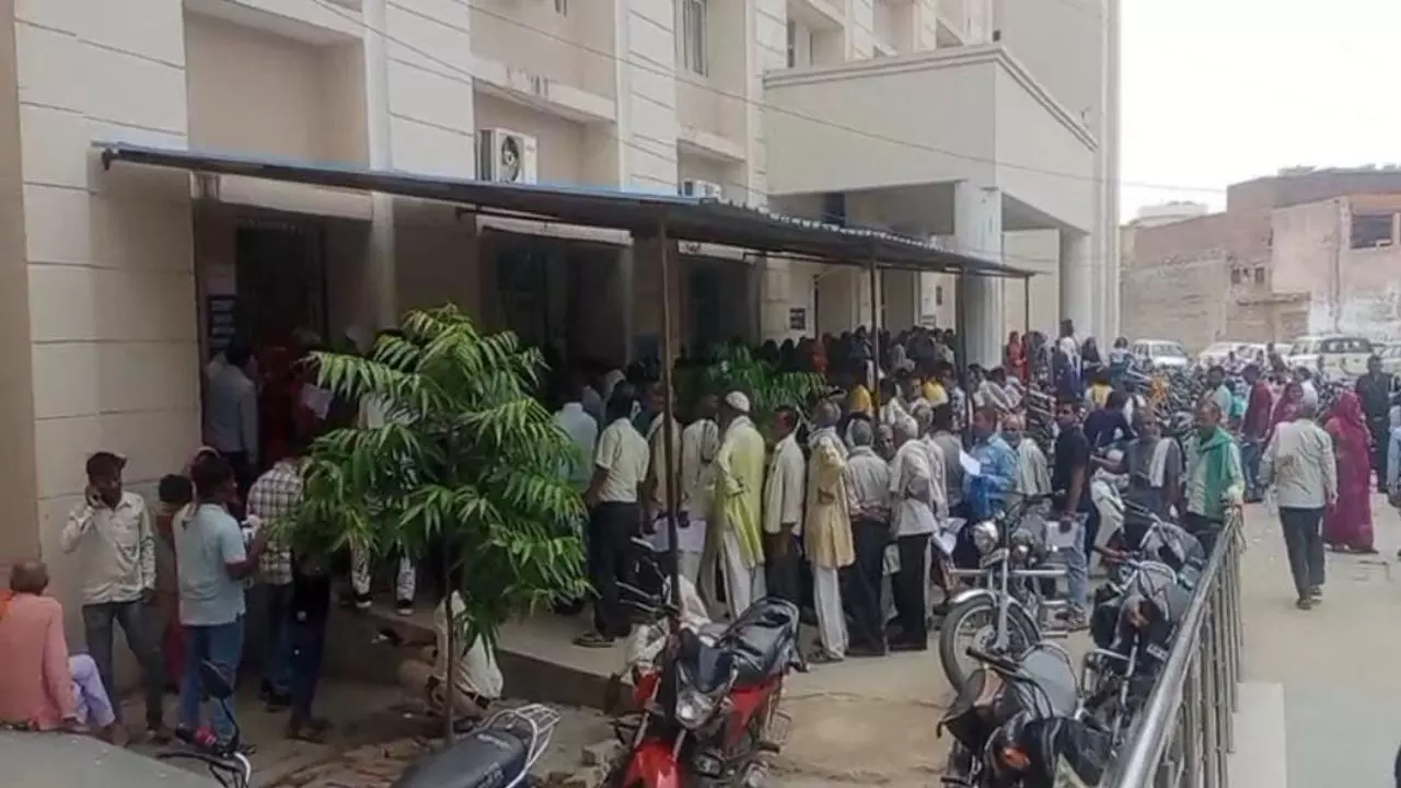 Etah News: कोरोना वायरस को निमंत्रण देती मैडिकल कालेज में लगी भीड़, अव्यवस्थाओं के चलते मरीजों को नहीं मिल रहा इलाज