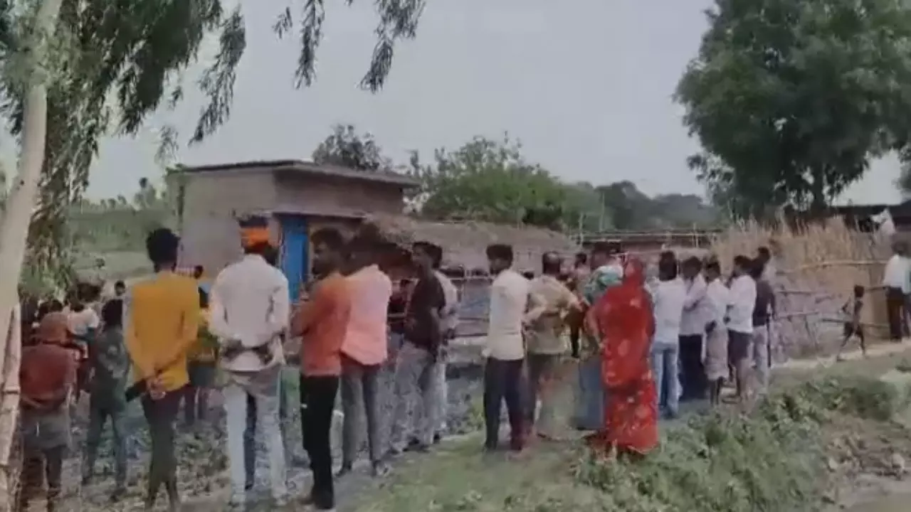Amethi News: अमेठी में पति ने पत्नी को उतारा मौत के घाट, चार साल पूर्व दोनों ने किया था प्रेम विवाह मोबाइल से बात करने को लेकर नाराज था पति