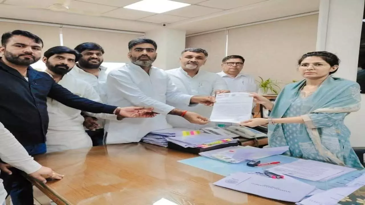 Meerut News: तूफान से बिगड़ी बिजली व्यवस्था ने किसानों की कमर तोड़ी, सिंचाई ठप, फसल पर मंडराया खतरा