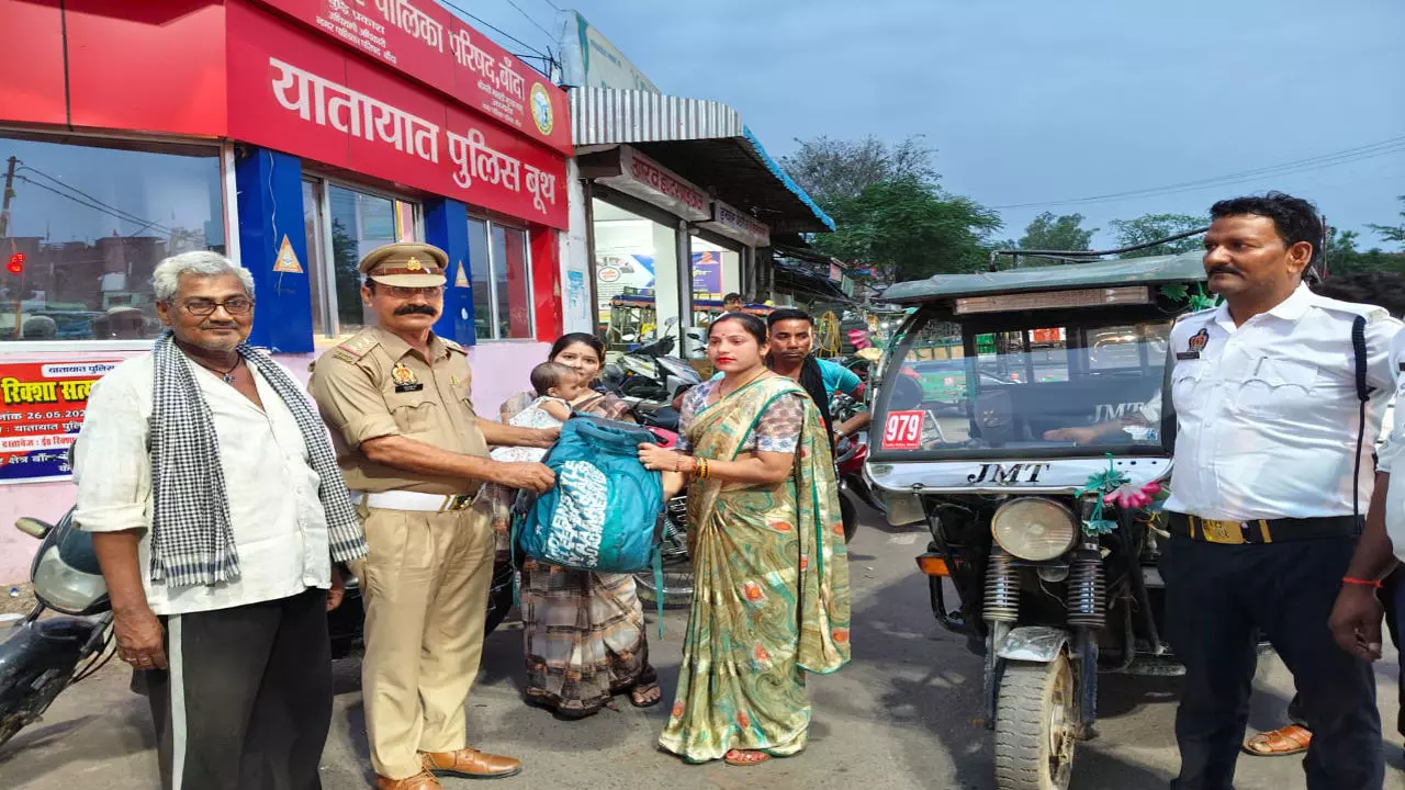 Banda News: कारगर साबित हो रही SP की ई-रिक्शा सत्यापन मुहिम, खोया बैग पाकर महिला ने ली पुलिस की बलैया