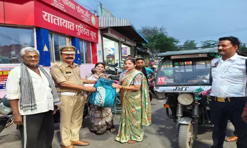 Banda News: कारगर साबित हो रही SP की ई-रिक्शा सत्यापन मुहिम, खोया बैग पाकर महिला ने ली पुलिस की बलैया