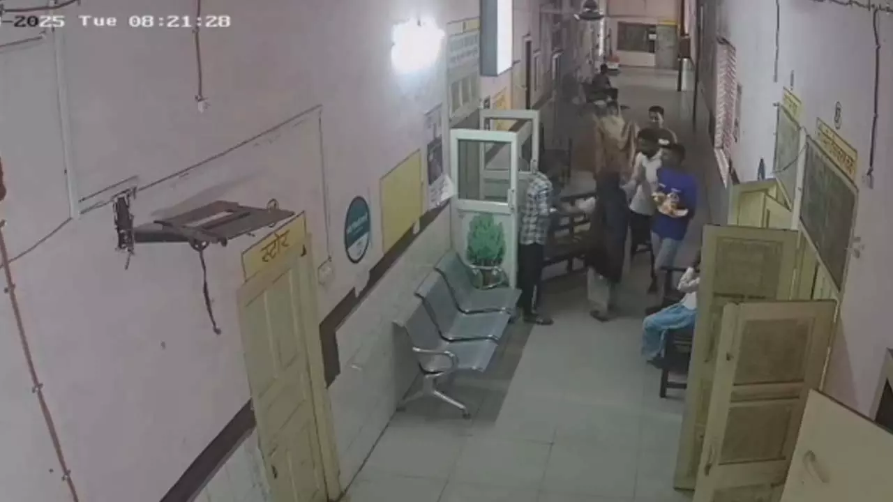 Baghpat News: बागपत में अस्पताल परिसर में मारपीट का मामला, सीसीटीवी फुटेज वायरल