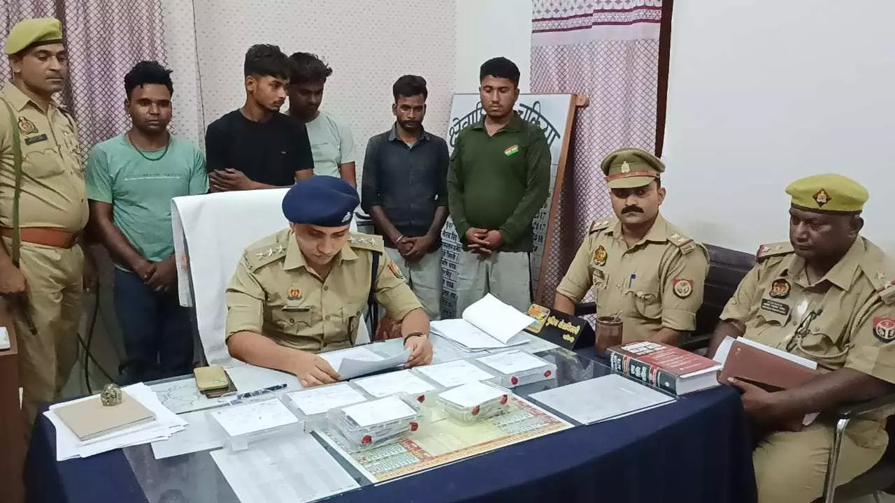 Chandauli News: जेवर चोरों का गैंग चढ़ा पुलिस के हत्थे, महिलाओं को ठग कर बेचते थे नकली गहने