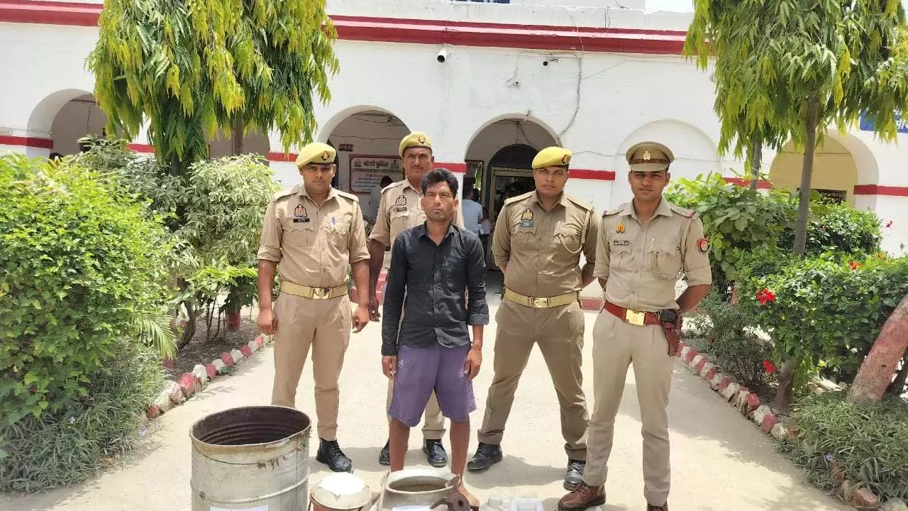 Bareilly News: पुलिस ने पकड़ी अवैध कच्ची शराब की फैक्ट्री, दस लीटर कच्ची दारू की कैन और उपकरण बरामद