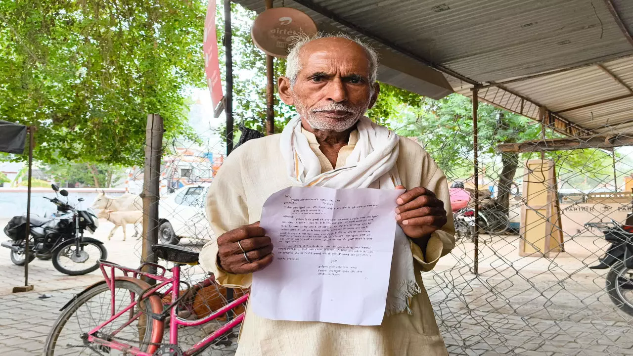 Jhansi News: बुजुर्ग किसान की आंखों के सामने जल गया बाग, मदद की आस में टकटकी लगाए बैठे दुर्गा प्रसाद