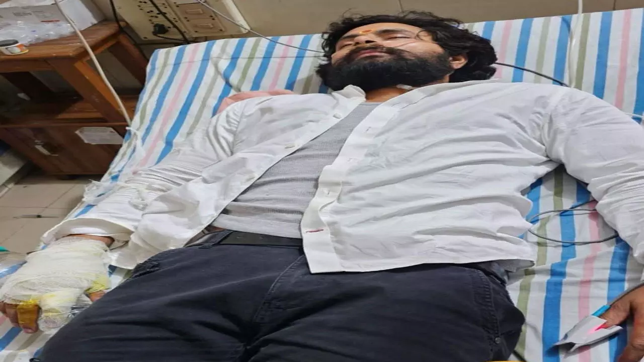 Jaunpur News:  प्रसिद्ध सर्प मित्र मुरली वाले हौसला को रेस्क्यू करते समय सांप ने डंसा , हालत गंभीर