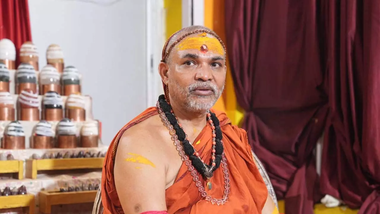 Jagadguru Shankaracharya Protest against acquisition of Banke Bihari Temple