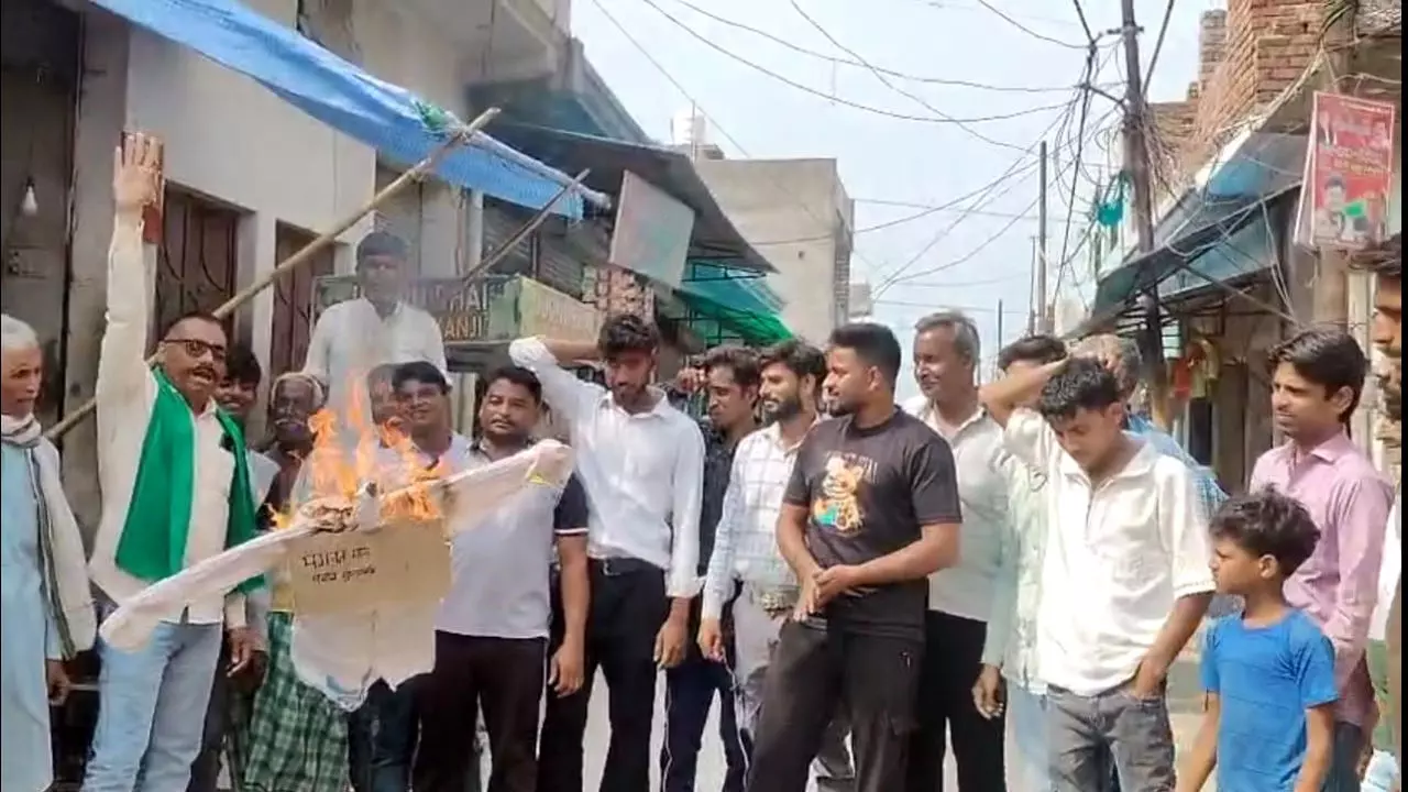 Aligarh News: पंजाब की AAP सरकार के रवैये के खिलाफ देशव्यापी विरोध, जलाए गए पुतले