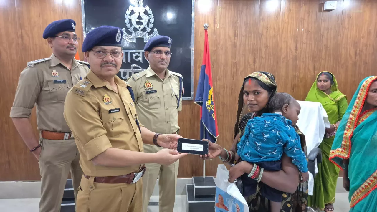 Shravasti News:  श्रावस्ती सर्विलांस सेल की बड़ी सफलता, बीस लाख की सौ गुमशुदा मोबाइल फोन बरामद