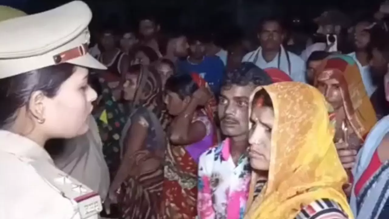 Fatehpur News: ट्रक पलटने से दूल्हे के माता-पिता की मौत, शादी से पहले परिवार में पसरा मातम