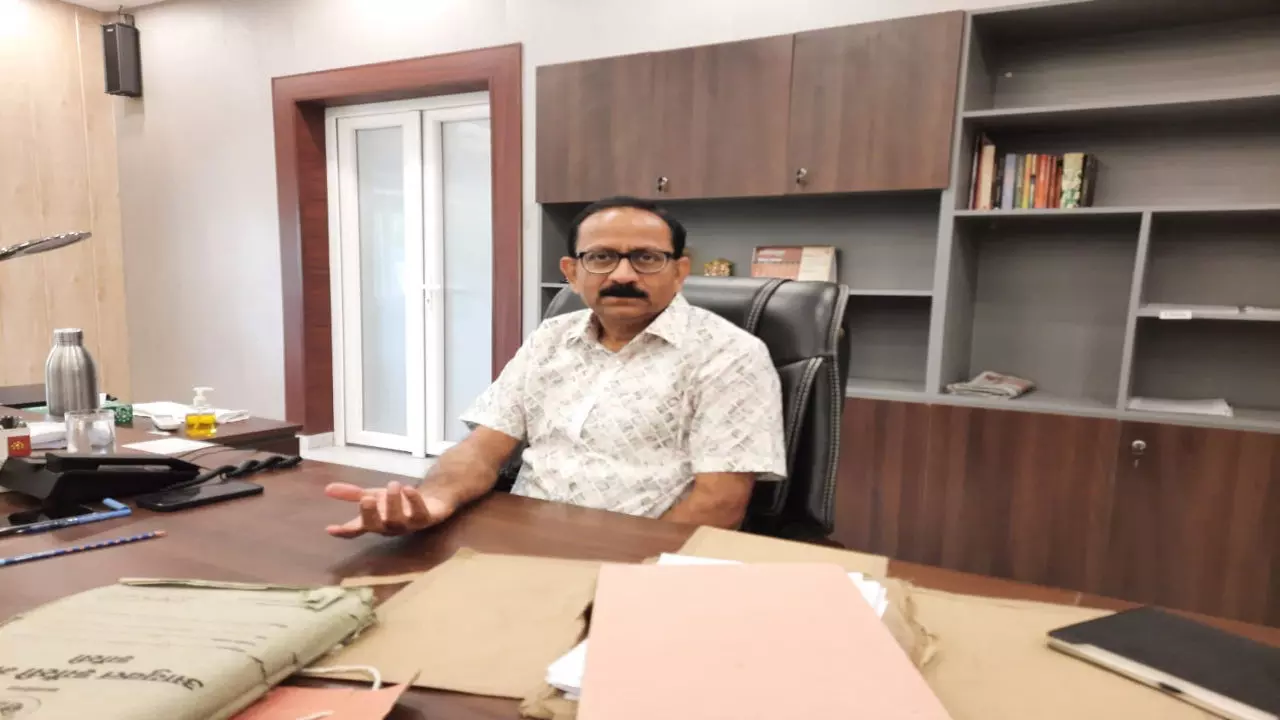 Jhansi News: कमिश्नर ने परखी ऑनलाइन ओ.पी.डी. की हकीकत, नदारद मिले चिकित्सकों पर होगी कार्रवाई