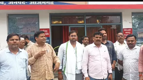Azamgarh News: लेखपाल के साथ अभद्रता: दर्जनों लेखपालों ने पुलिस चौकी का किया घेराव, कार्रवाई की मांग