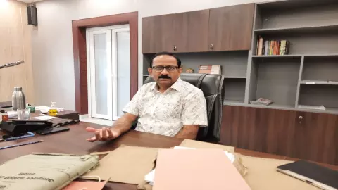 Jhansi News: कमिश्नर ने परखी ऑनलाइन ओ.पी.डी. की हकीकत, नदारद मिले चिकित्सकों पर होगी कार्रवाई