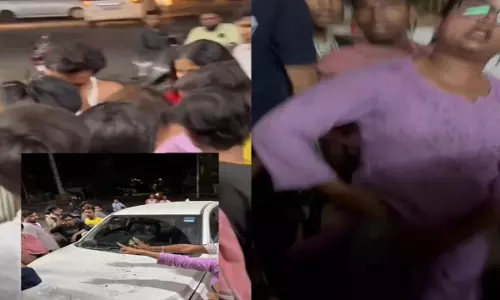 Varanasi News: खजुरी तिराहे पर टक्कर के बाद युवतियों ने काटा बवाल, पुलिस से भी की बत्तमीजी