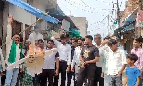 Aligarh News: पंजाब की AAP सरकार के रवैये के खिलाफ देशव्यापी विरोध, जलाए गए पुतले
