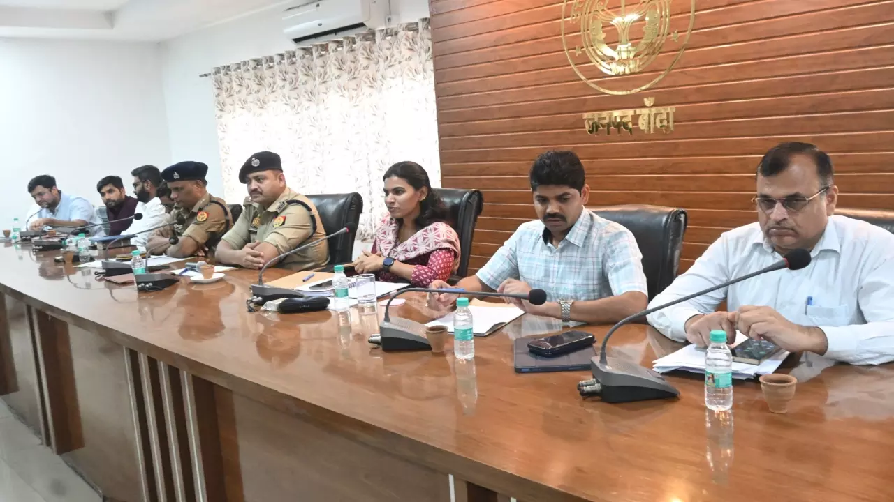 Banda News: डीएम की दो-टूक, त्यौहारों में नई परंपरा और सड़कों में आयोजन नामंजूर