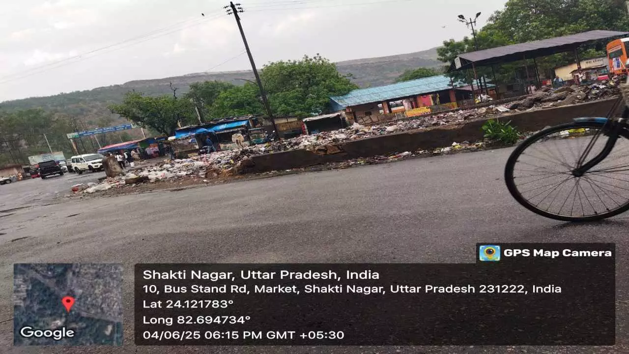 Sonbhadra News: प्लास्टिक फ्री मुहिम को ’हाइवे का डिवाइडर’ लगा रहा पलीता, अधूरी सड़क नहीं हुई पूर्ण, अब गंदगी के ढेर ने किया लोगों को परेशान