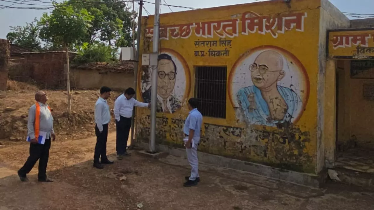 Chandauli News: परियोजना निदेशक बृज भान सिंह ने विकास कार्यों का किया निरीक्षण, अधूरे पीएम आवासों पर जताई नाराजगी