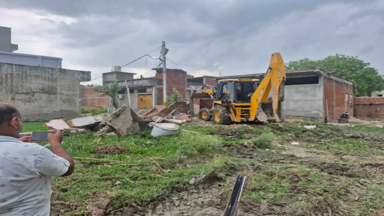 Lucknow News: लखनऊ में फिर चला निगम का बुलडोजर, दो करोड़ की संपत्ति को अवैध कब्जे से कराया गया मुक्त