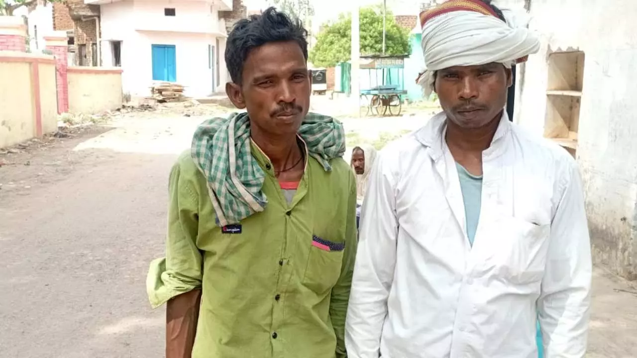 Chandauli News: तीन दिन, तीन बच्चे,और एक बेबस पिता:नौगढ़ में आधार की आधारहीनपीड़ा
