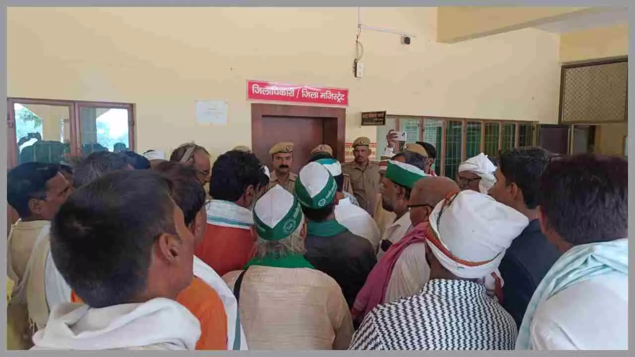 Chandauli News: निजीकरण के खिलाफ बिजली कर्मियों के साथ ऑल इंडिया किसान महासभा भी आया,रोकने के लिए सौंपा ज्ञापन, आंदोलन की चेतावनी