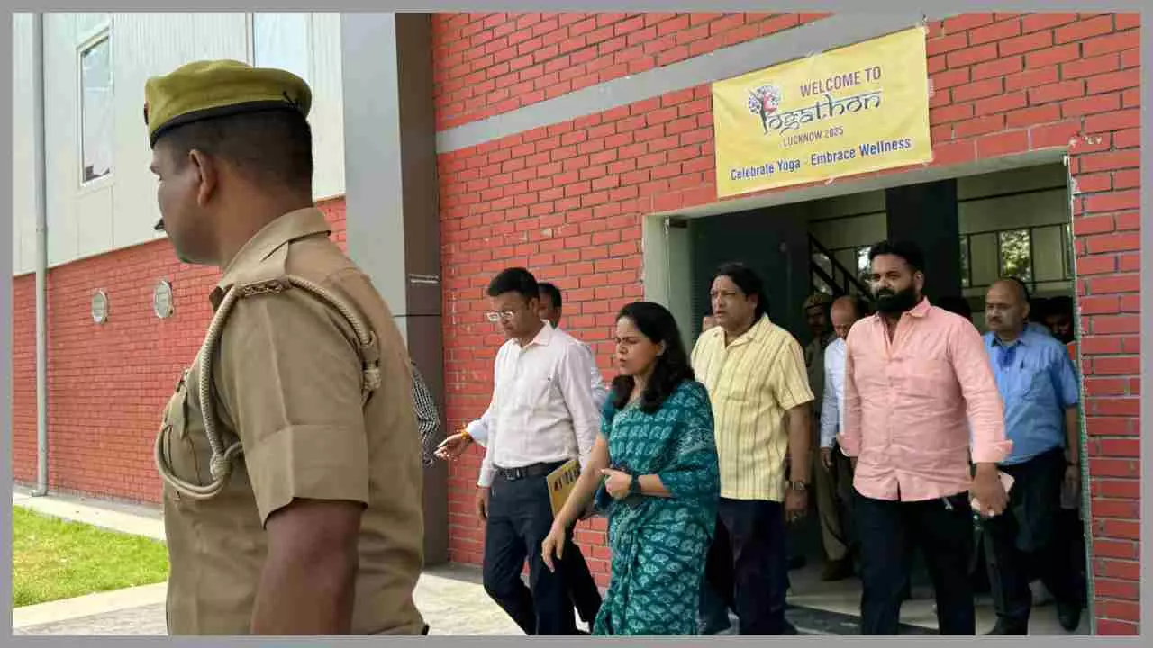 Lucknow News: केडी सिंह बाबू स्टेडियम का जायजा लेने पहुंचे मंडलायुक्त, निरीक्षण के दौरान अधिकारियों को लगाई फटकार, जानिए वजह