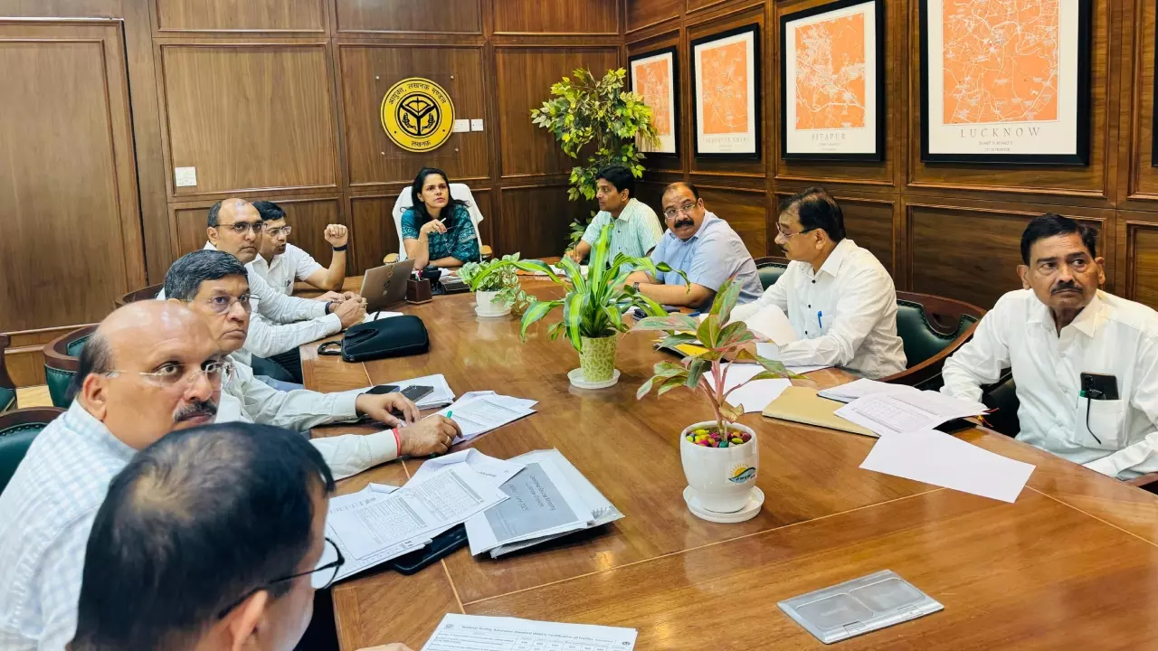 Lucknow News: मंडलायुक्त ने चिकित्सा एवं स्वास्थ्य विभाग के साथ की बैठक, निर्देश देते हुए बोलीं- अभियान चलाकर बुजुर्गों का बनाया जाए गोल्डन कार्ड
