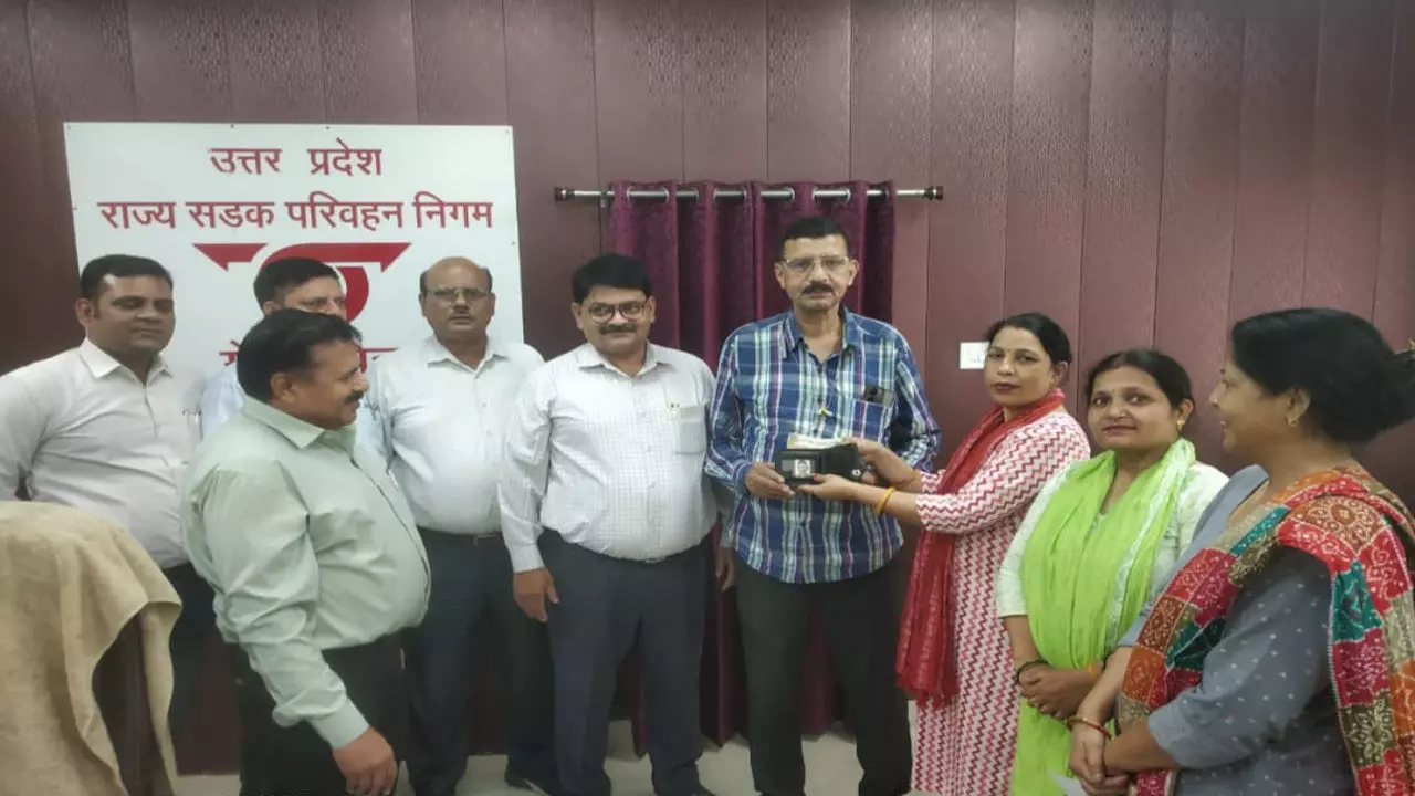 Meerut News: पर्स में थे 26 हजार रुपये और जरूरी दस्तावेज, महिला की ईमानदारी ने लौटाया मालिक को