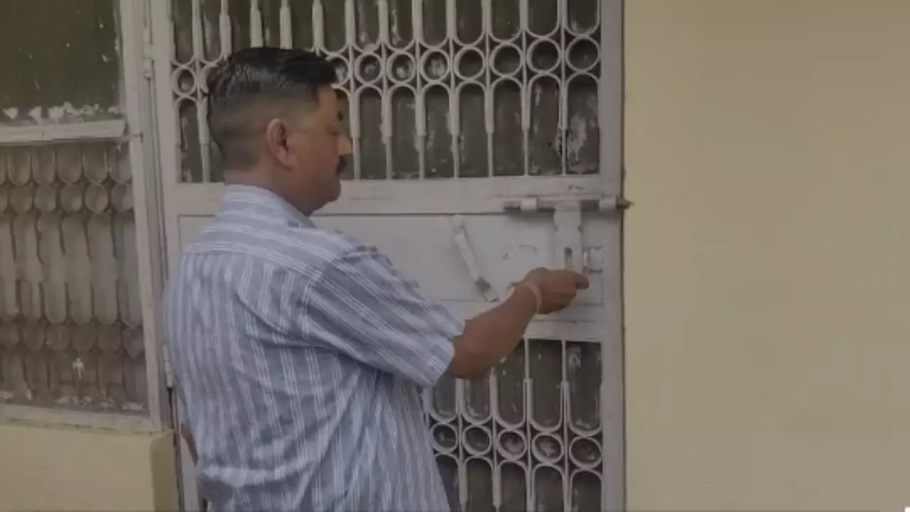 Aligarh News: तीस साल के लंबे इंतजार बाद आखिर खाली हुआ लाल डिग्गी आवास-अवैध कब्जा धारक गय्यूर अहमद की मनमानी का हुआ अंत