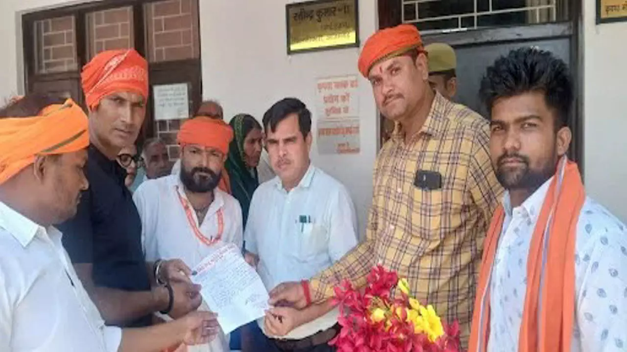 Azamgarh News: बकरीद पर गौकशी रोकने के लिए ज्ञापन, जिलाधिकारी को सौंपा गया