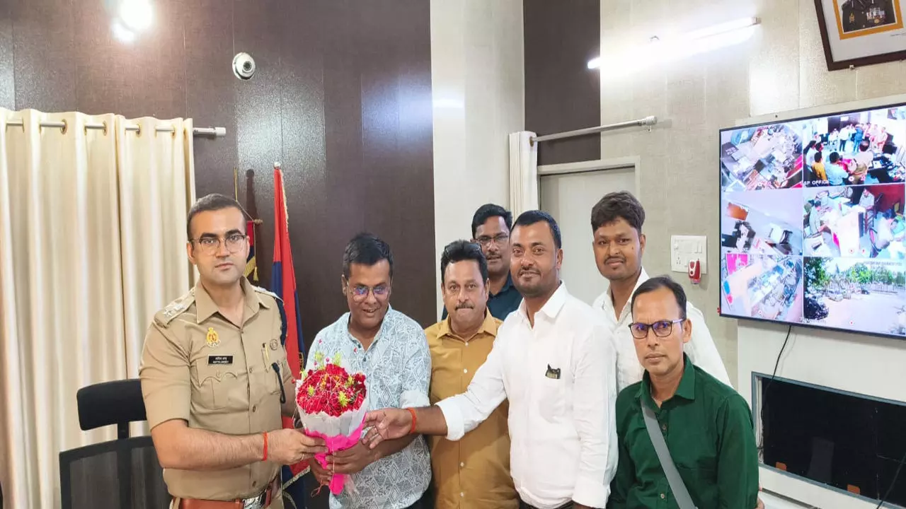 Chandauli News: पत्रकारिता में सुचिता के लिए ईएमजेए का प्रतिनिधिमंडल सक्रिय, डीएम और एसपी से की मुलाकात