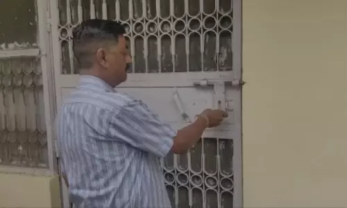 Aligarh News: तीस साल के लंबे इंतजार बाद आखिर खाली हुआ लाल डिग्गी आवास-अवैध कब्जा धारक गय्यूर अहमद की मनमानी का हुआ अंत