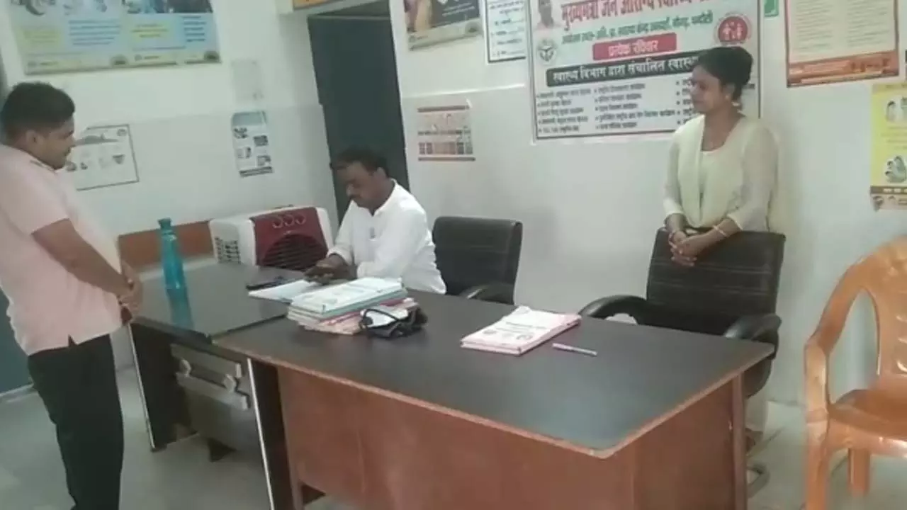 SDM raided at Charanpur PHC in Amadahan, several employees including in-charge found disappeared