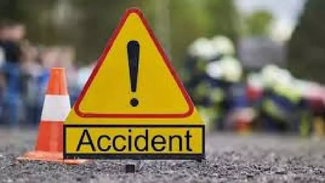 Truck hits youth riding bike at Jalaun-Jhansi Chungi intersection, police arrive on occasion