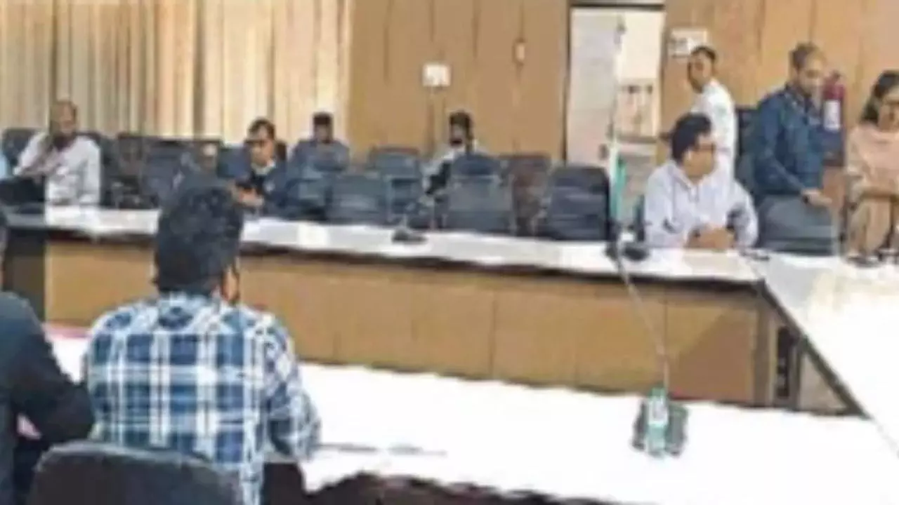 Hapur News: दबाव में काम नहीं करेंगे, कहकर बैंकर्स ने छोड़ दी बैठक, CDO ने DM और कमिश्नर अवगत कराकर शासन को भेजा पत्र