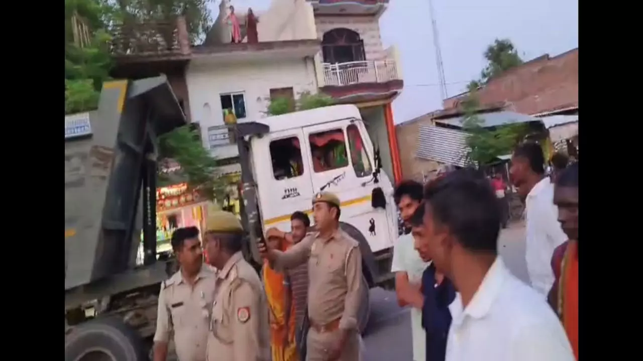 Fatehpur News: वाहन चेकिंग के दौरान पुलिस और बाइक सवार में झड़प, जबरन जीप में भरकर ले जाने का आरोप