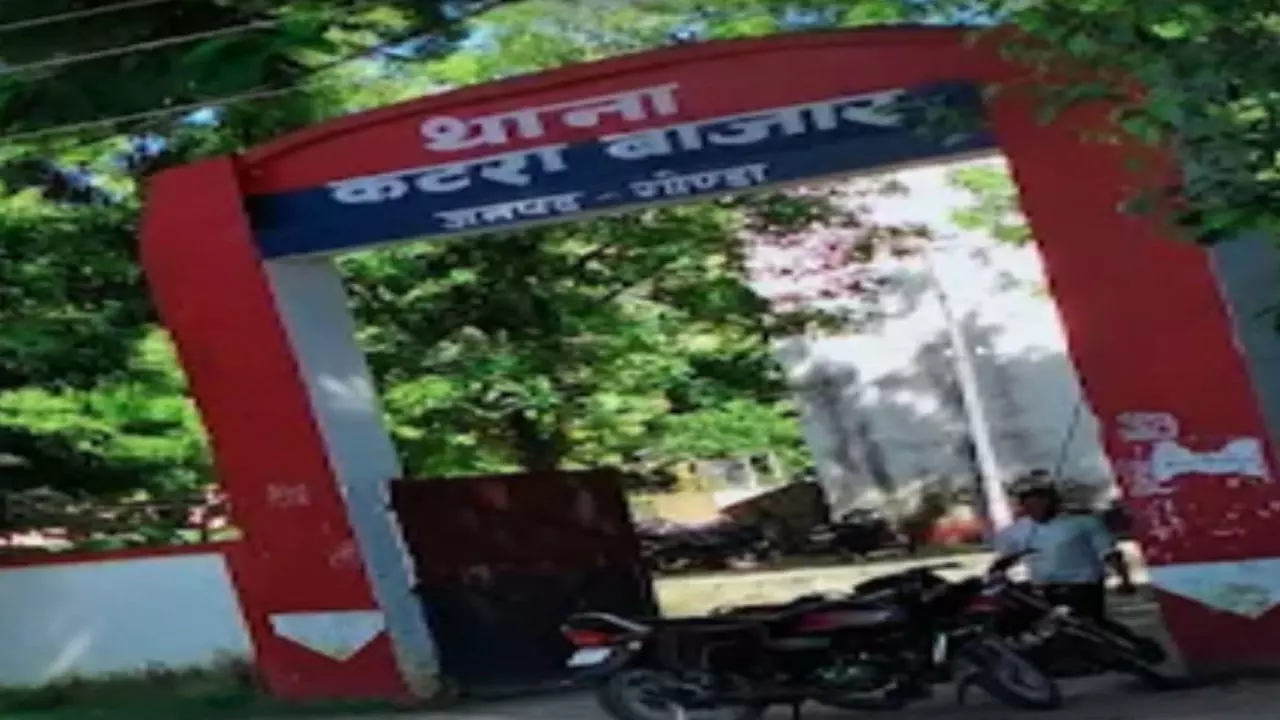 Gonda News: नाबालिग को बहला-फुसलाकर भगाने का मामला: पुलिस के कार्रवाई  ना करने से परेशान पीड़ित माँ, चौकी इंचार्ज पर आरोप