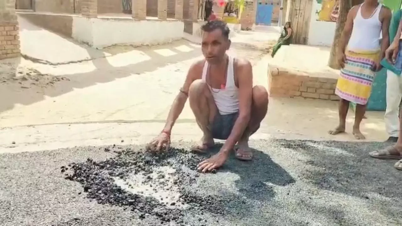 Hardoi News: हाथ लगाने से ही उखड़ रही सड़क, ग्रामीणों ने की कार्यवाही की मांग