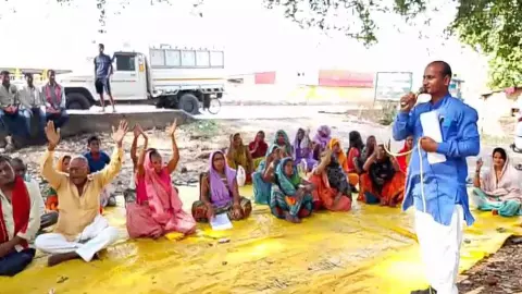 Chandauli News: लेखपाल की प्रताड़ना से परेशान भूमिहीन ग्रामीण बैठे धरने पर, भू-माफियाओं से सांठगांठ का आरोप