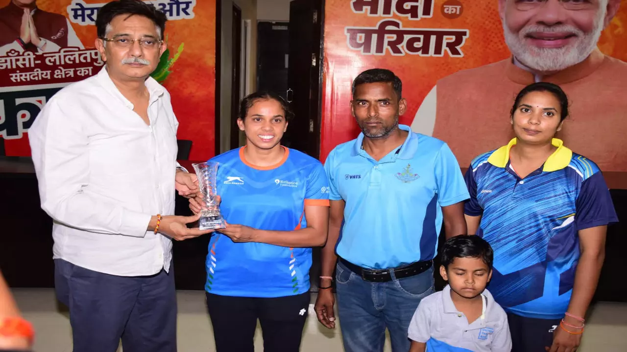 Jhansi News: शीलू यादव की ऐतिहासिक जीत पर झांसी में सम्मान, सांसद ने कहा: ‘हर बेटी की प्रेरणा है शीलू’