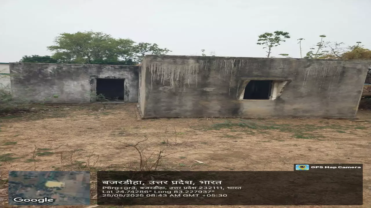 Chandauli News: बजरडीहा का मिनी सचिवालय: जर्जर इमारत में दफन होते विकास के सपने