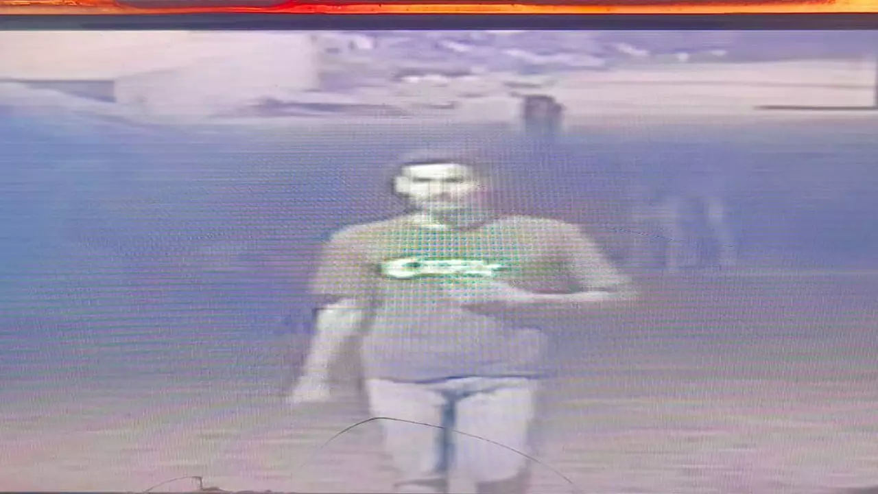 Unnao News: घर के बाहर सीढ़ी और चप्पलें मिलीं, CCTV में लड़की को बहलाकर ले जाते दिखे युवक, मामला दर्ज